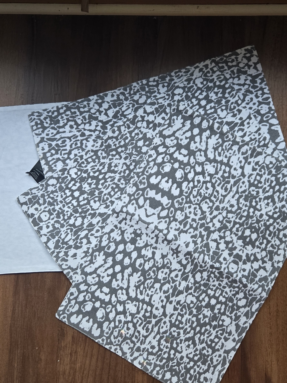 BCBGMAXAZRIA Home Druzy Leopard Print Placemats - Grey/White (Set of 4)